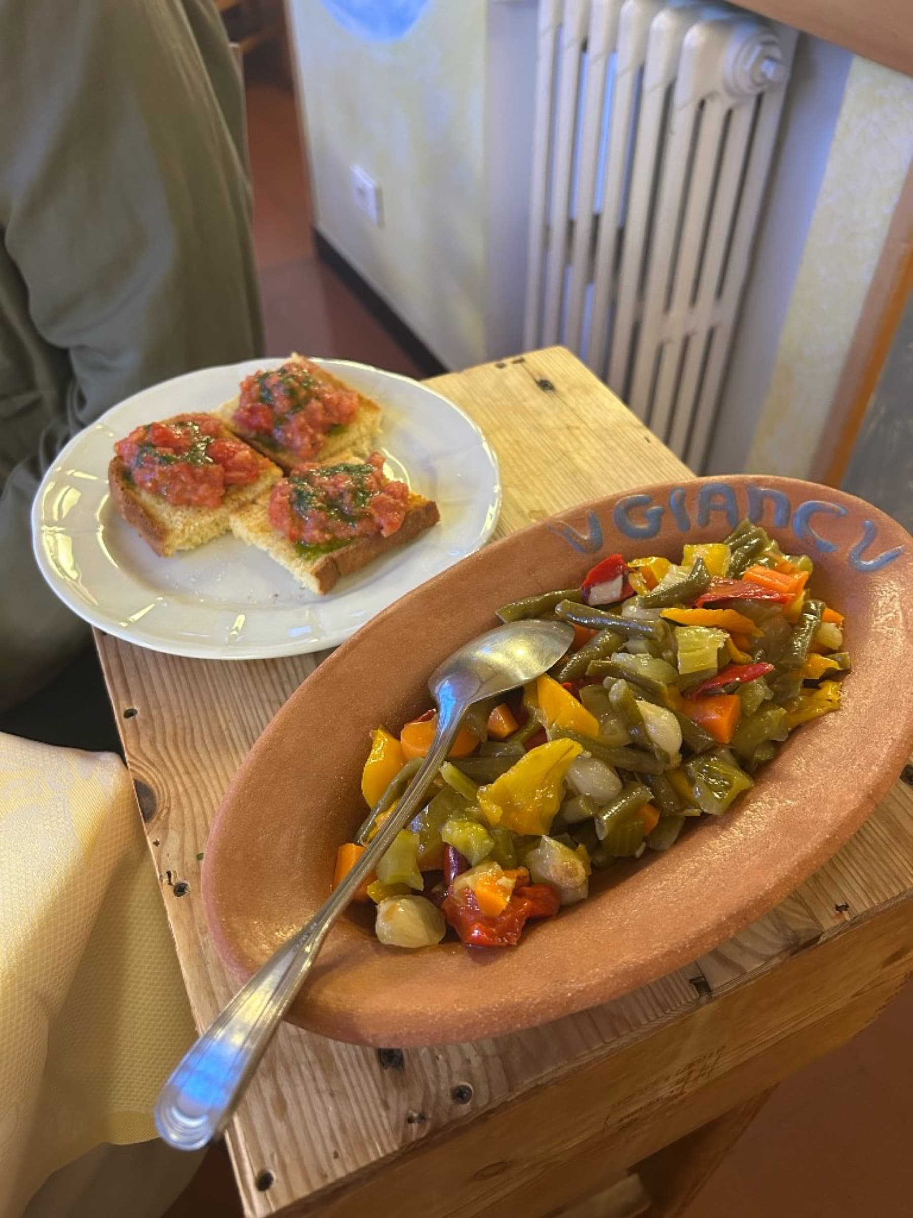 Bruschetta and pickled vegetables at U Giancu